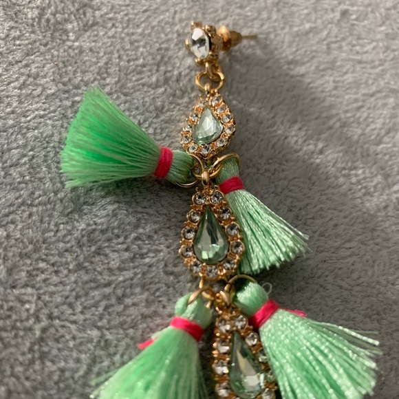 Beautiful New dangling green earrings. No tags. - Picture 2 of 6